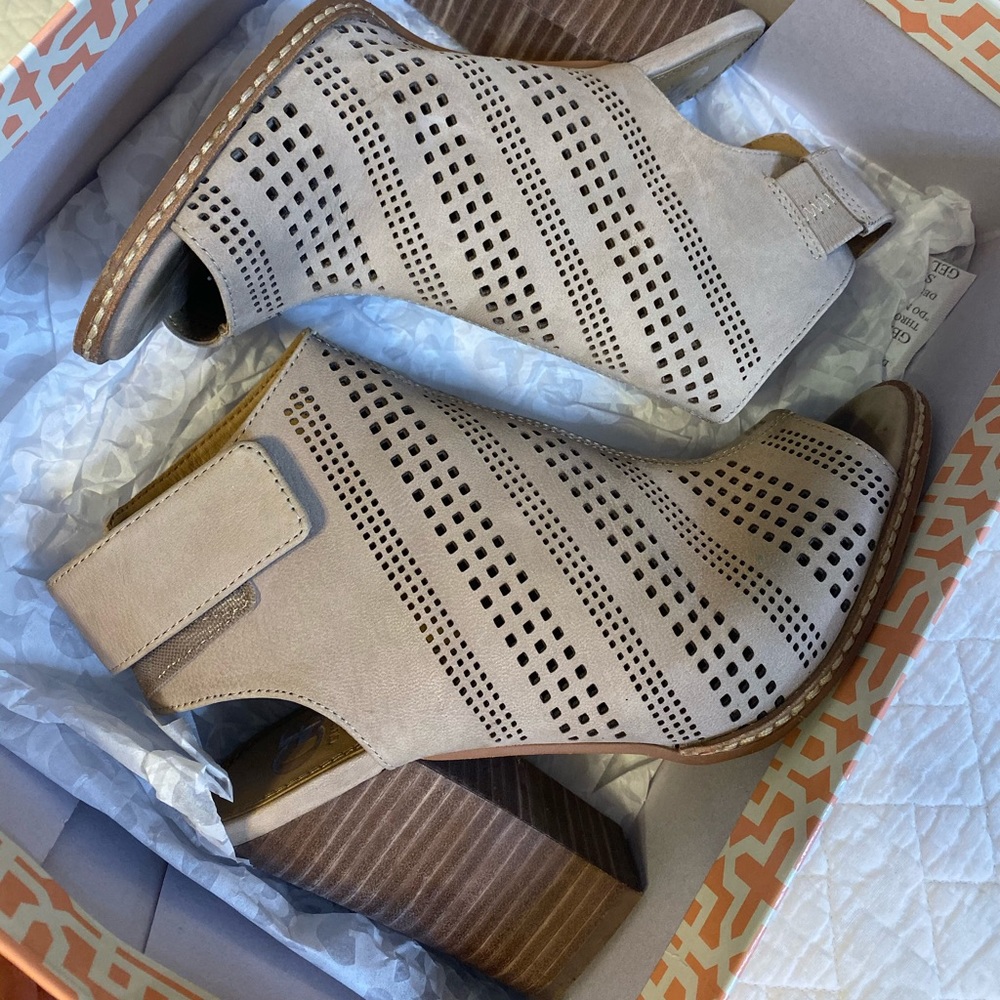 Gianni Bini Squared-Away heel